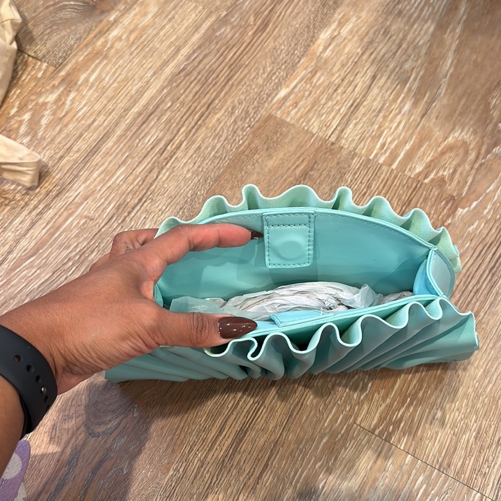 Turquoise Cluth - Picture 2 of 2